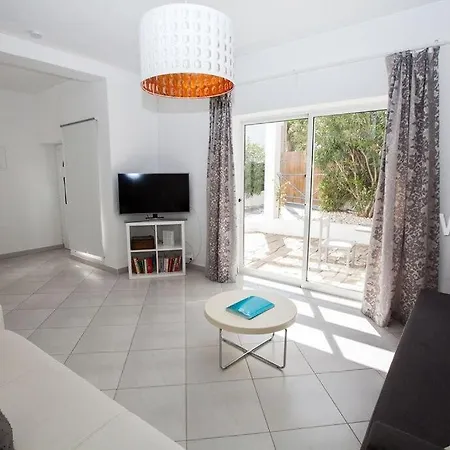 Pretty 3 Bedroom With Pool And Garden Ferienhaus *