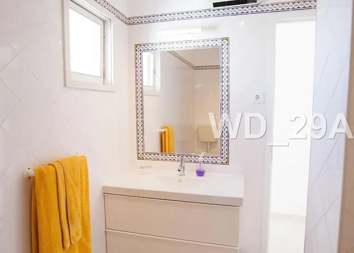 Pretty 3 Bedroom With Pool And Garden *
