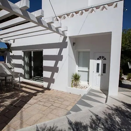 Pretty 3 Bedroom With Pool And Garden