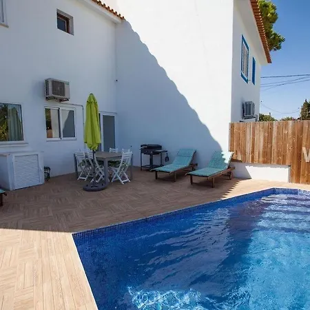 Casa de Férias Pretty 3 Bedroom With Pool And Garden
