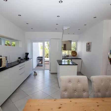 Pretty 3 Bedroom With Pool And Garden Holiday home *