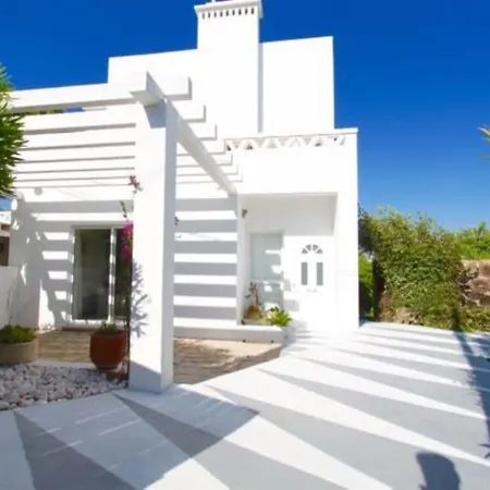 Pretty 3 Bedroom With Pool And Garden *